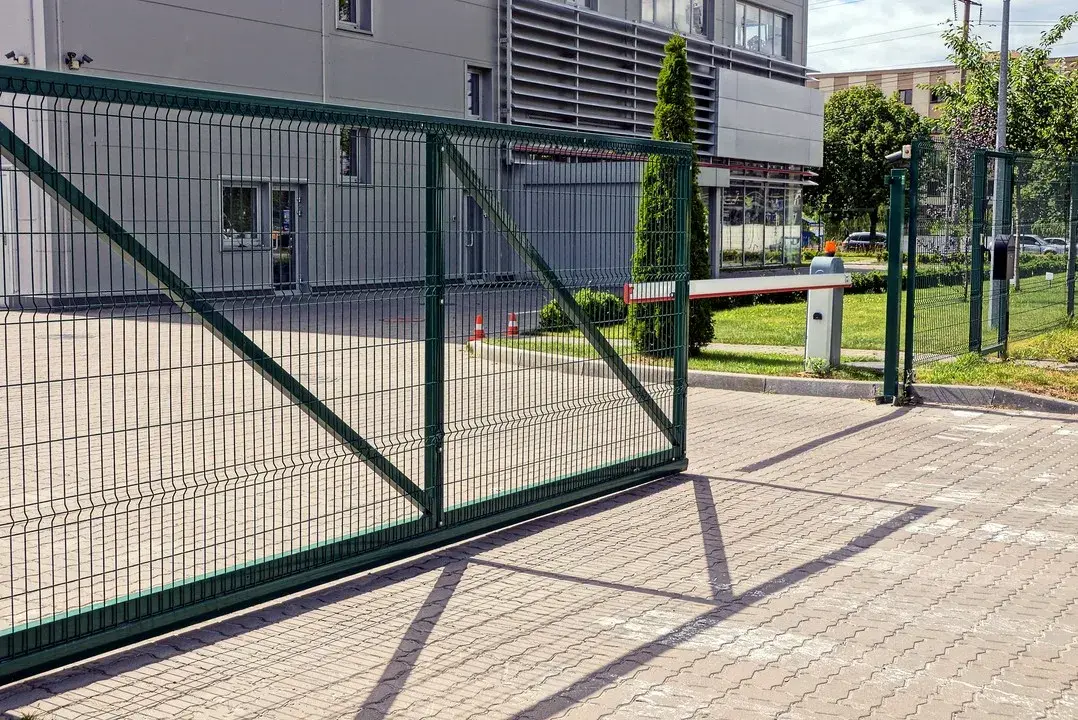 Brama przesuwna z panelami